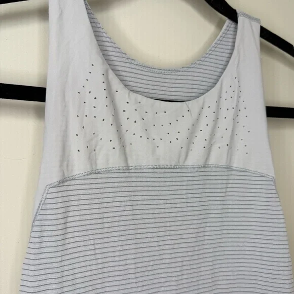 Lululemon Clip-In Tank in "Silver Spoon" Gray - Fits Size S 4/6 Rare Lulu Find - Picture 9 of 10